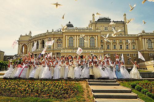 Замужние дамы пройдутся по городу парадом в своих подвенечных платьях. Фото - kp.ua