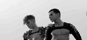 Набожные женщины с иконами и транспарантами отгоняют группу Kazaky от Одессы