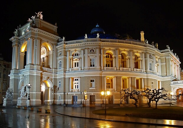 Одесский Оперный театр снова нуждается в ремонте. Фото - Олег Козловский.
