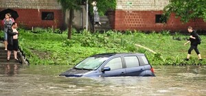 Из-за ливня в Одессе обвалились дороги вместе с трамвайными путями