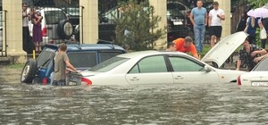 Видеоподборка: Как одесситы плавали на улицах и вели караван машин 