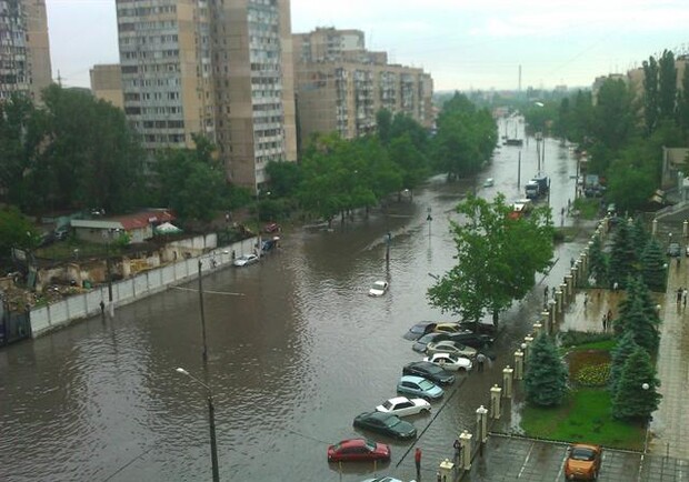 Трудно поверить, но "река Балковская" снова превратилась в дорогу. Фото с сайта: vk.com/taki_da_odessa.
