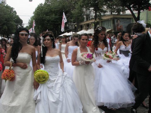 Невесты прошлись по центру города. Фото - Людмила Серикова.