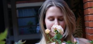 День блондинок: лучшие СМС-поздравления для девушек 