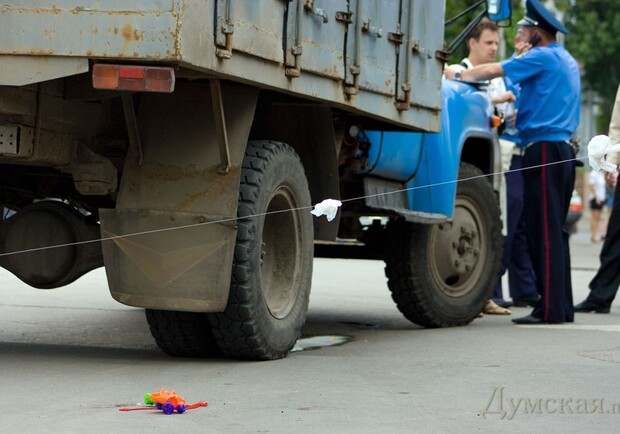 Грузовик с продуктами сбил мальчика. Фото - dumskaya.net