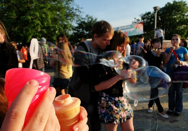 В центре Одессы горожане встречали лето с мыльными пузырями.
Фото - vk.com/taki_da_odessa