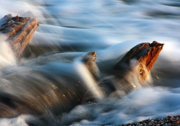 Вода в море еще не нагрелась. Фото - Игорь Лосев.