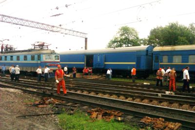 Вагон пассажирского поезда пытаются поставить обратно на рельсы. Фото - gorlovka-info.com.ua