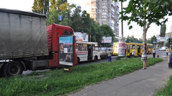 На Среднефонтанской в ДТП попали 4 авто. Фото - timer.od.ua