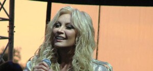 В Донецком селе Таисия Повалий призналась в любви Генпрокурору Украины