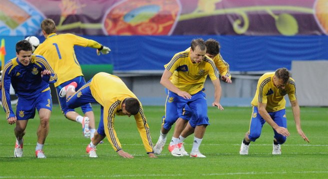 Какой там гимн? У нас тренировка! Фото Ильи Хохлова, Football.ua