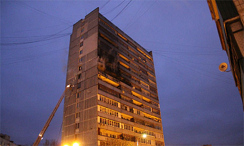 На поселке горел многоэтажный дом. Фото - interfax.ru