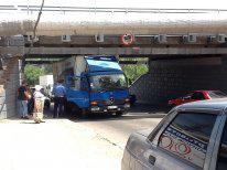 Грузовик застрял под мостом. Фото с сайта: odessit.ua.