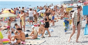 Летом крымские пляжи кишат как отдыхающими, так и торговцами. Фото: respublika-krim.livejournal.com.