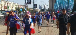 Фотофакт: В Донецке французских фанов вели под милицейским конвоем