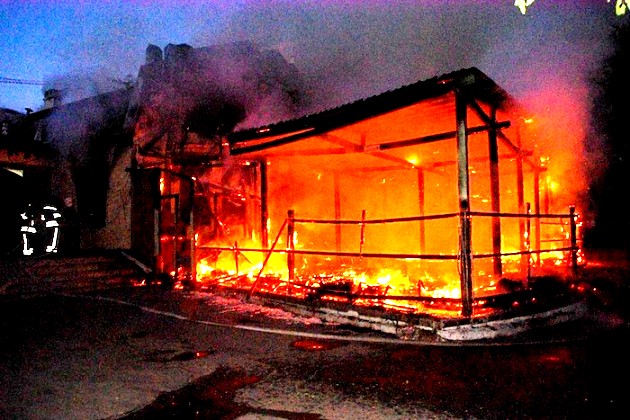 Пламя полностью уничтожило строение, также повреждено соседнее здание, в котором находится супермаркет. Фото: hrabro.com