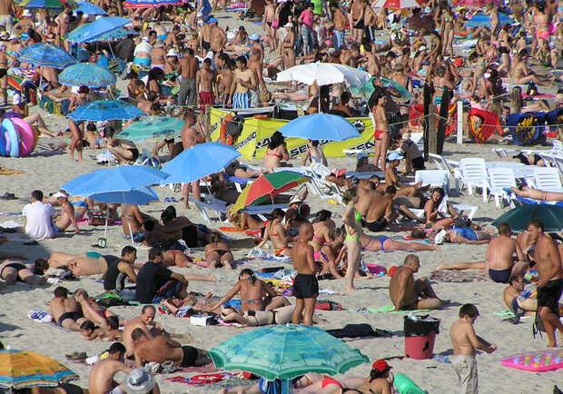 На переполненных пляжах лучше глядеть в оба. Фото с сайта: rupor.od.ua.