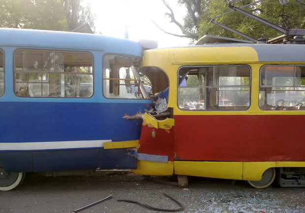 Трамвай "поцеловались". Фото: пользователь zema2 ("Одесский форум").