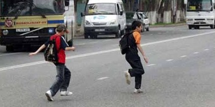 Дети перебегали дорогу. Фото - autoplus.su. 