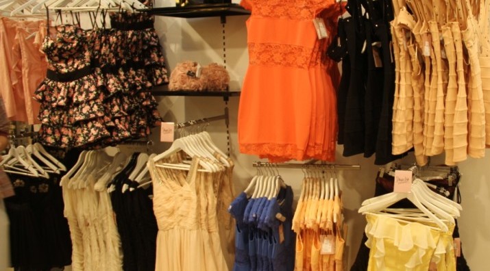Женщина решила украсть одежду в модном магазине. Фото - ar-door.com