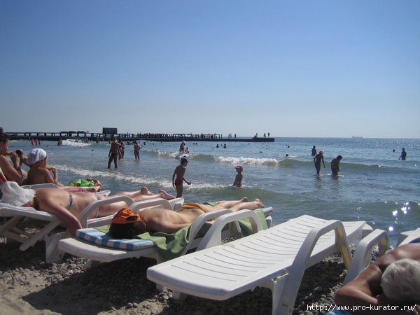 На одесских пляжах отдыхающим навязывают шезлонги. Фото:liveinternet.ru