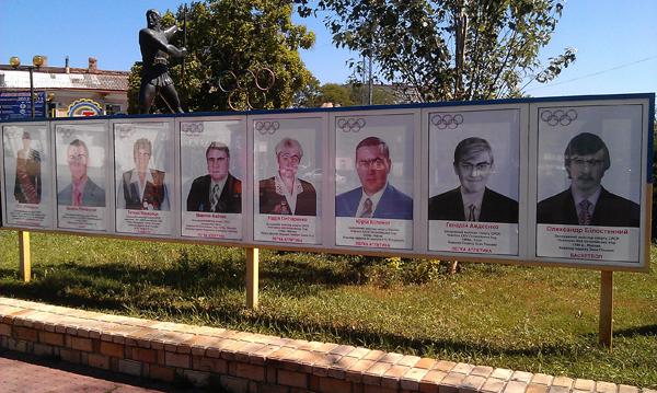 Портреты спортсменов были установлены у "Спартака" более года назад. Фото - odessit.ua.