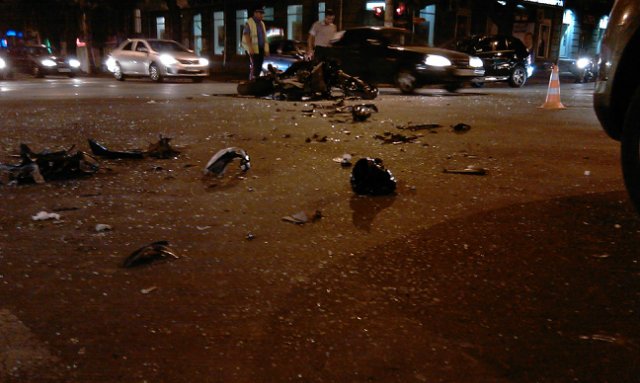Вечером 5 июля в центре столкнулись иномарка и мотоцикл. Фото - Electrician - Одесский форум. 
