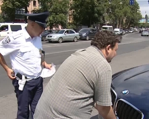 В городе тормозят дорогие иномарки. Фото - fakty.ictv.ua