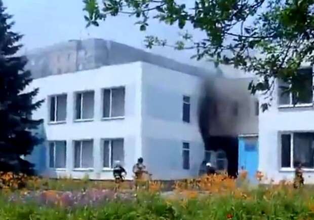 На Таирова горела школа. Фото - скриншот видео. 
