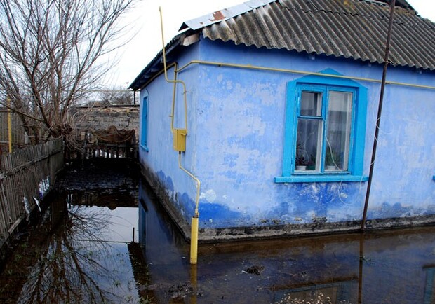Дождевая вода затопила около 100 домов и пять улиц Арциза, на которых проживает около 300 человек. Фото - timeszp.com.