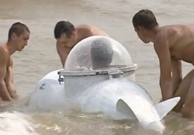 Одессит самостоятельно собрал подводную лодку. Фото - скриншот видео. 