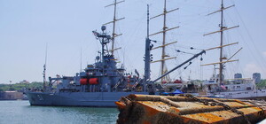 Военные водолазы поднимают давно затонувший причал в Одесском порту