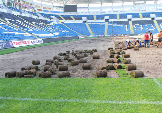 На стадионе будет новая трава. Фото - chernomorets.odessa.ua