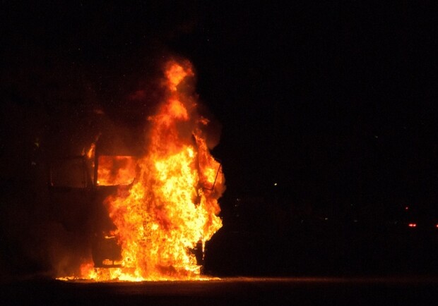 Машина горела на территории порта. Фото - io.ua