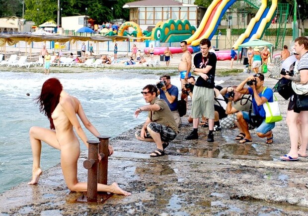 Одесским пляжникам нашлось развлечение. Фото: Александр Иванов.