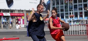 В центре Днепропетровска играли в баскетбол. Фоторепортаж