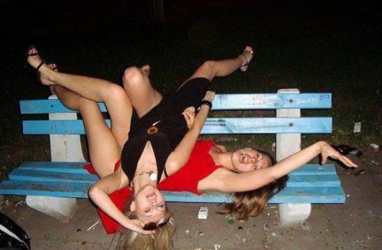 Два пьяные красотки решили развлечься дракой в баре. Фото с сайта: pokazuha.ru.