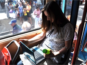 Как оказалось, интернет таки работает в трамвае. Фото - Екатерина Бакурова.