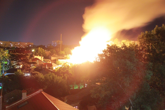 Пожар охватил 4 дома. Фото - Vladislav Chmeruk. 