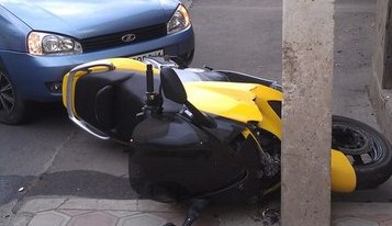 Женщина за рулем легковушки сбила мотоциклиста. Фото - vk.com/taki_da_odessa