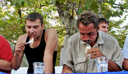 Одессит стал чемпионом по поеданию вареников. Источник фото: пресс-служба фестиваля.