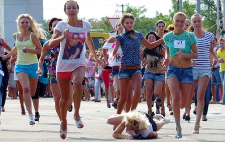Девушки боролись за автомобиль. Фото - odessamedia.net