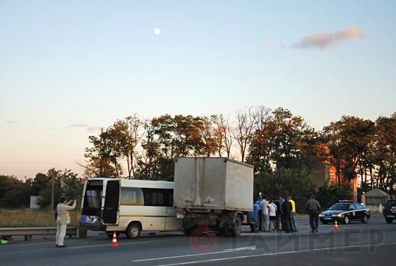 По мнению очевидцев, виновник аварии - водитель грузовика. Фото - timer.od.ua