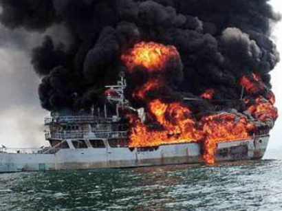 Спасатели боролись с огнем на судне более четырех часов. Фото - trend.az