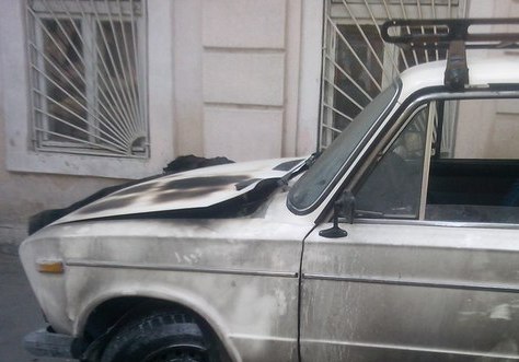 Автомобиль взорвался посреди улицы. Фото: vk.com/taki_da_odessa.