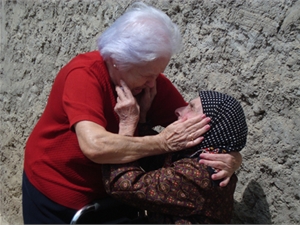 Все плакали, глядя, как пожилые женщины, прижавшись друг к другу, стали рассказывать о своей жизни. Фото Ольги КОПТЯКОВОЙ.