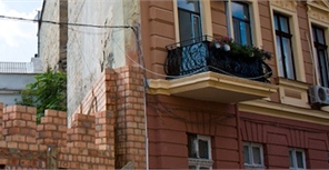 Одесситы пытаются защитить дом-стену. Фото: a-forte-femme.livejournal.com.