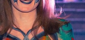 Полуголые девушки и парни превратились  в ярких бабочек и разноцветные растения