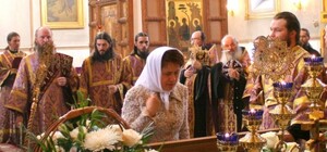 Людмилу Янукович в белом наряде пропустили к Плащанице в первую очередь