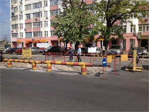 В Одессе в ямы проваливаются автомобили. Фото - odessa.kp.ua